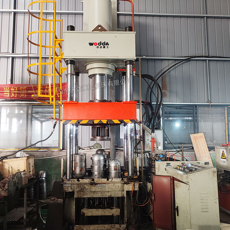 315噸不銹鋼內膽拉伸機現場 315噸不銹鋼內膽拉伸機現場