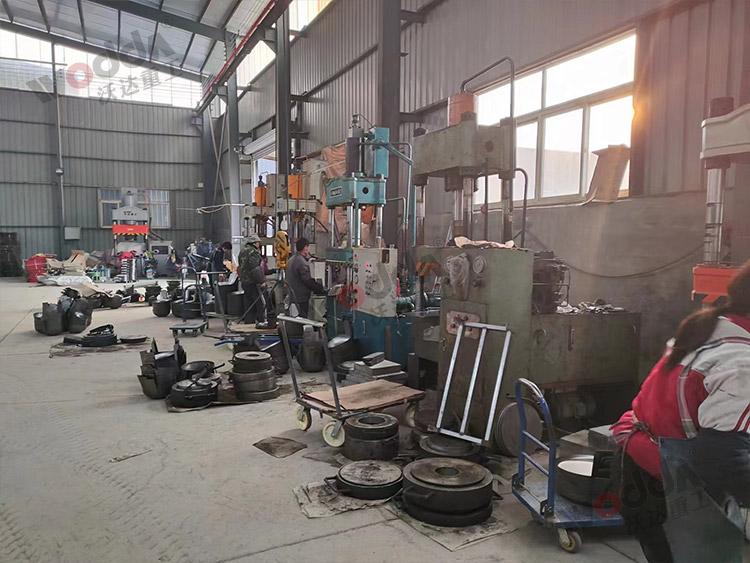 100噸四柱液壓機拉伸鐵鍋客戶現場