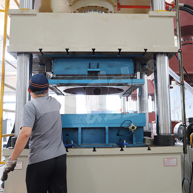 500噸不銹鋼水箱液壓機(工作臺) 500噸不銹鋼水箱液壓機(工作臺)