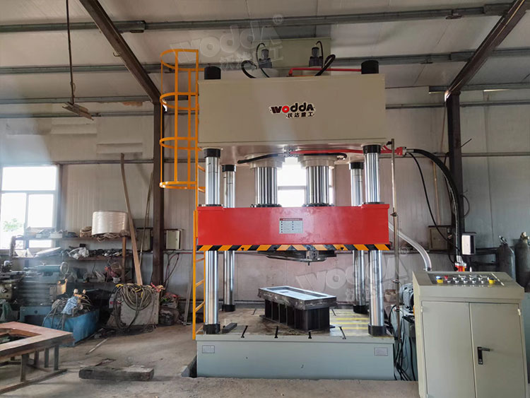 400噸液壓機壓制金屬配件 400噸液壓機壓制金屬配件