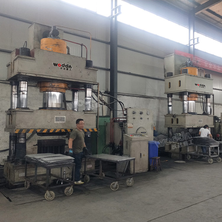 不銹鋼地溝蓋板成型液壓機客戶現場 不銹鋼地溝蓋板成型液壓機客戶現場