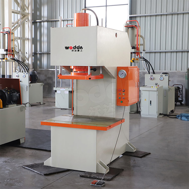 C型63噸單柱液壓機(jī) C型63噸單柱液壓機(jī)