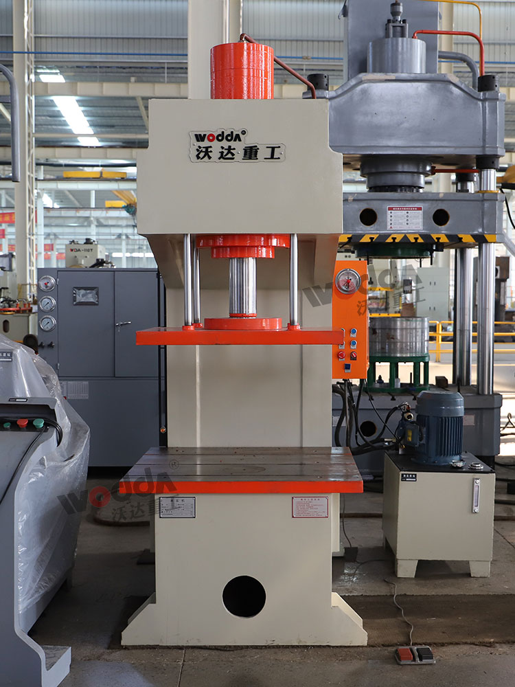 100噸單柱液壓機車間試機 100噸單柱液壓機車間試機