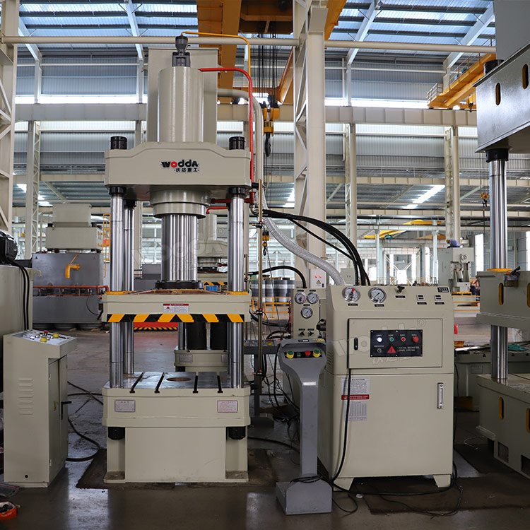 200噸三梁四柱液壓機車間實物 200噸三梁四柱液壓機車間實物