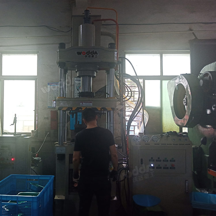 100噸鋁制烤盤拉伸液壓機客戶現場