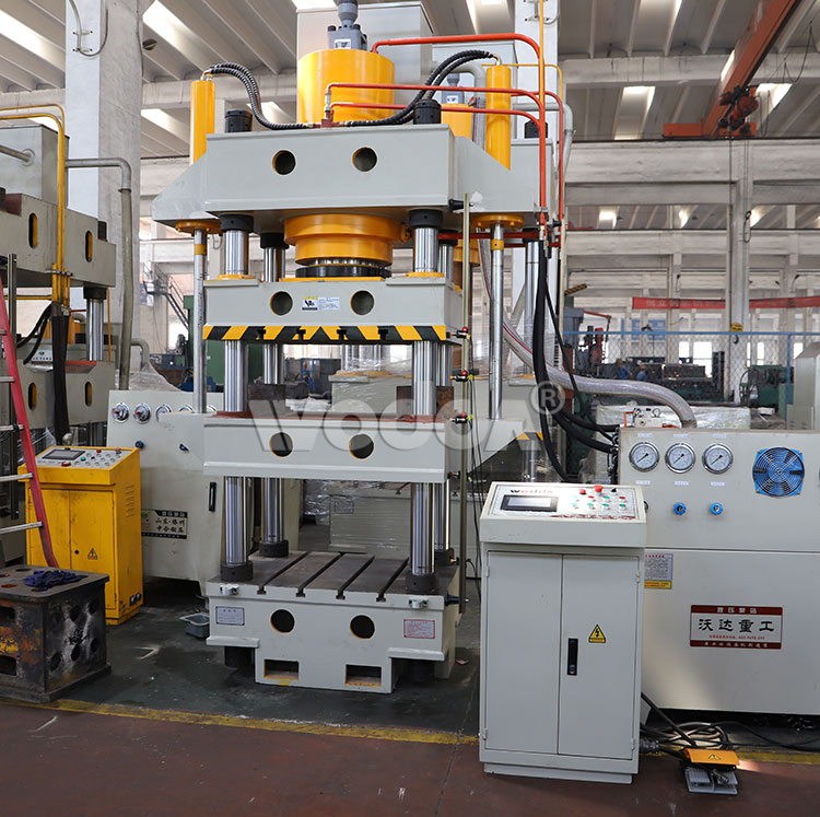 500噸四梁四柱液壓機(jī) 500噸四梁四柱液壓機(jī)